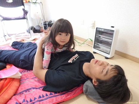 「ラブ×ドック」オフショット。中西紅葉をお腹に乗せる野村周平。