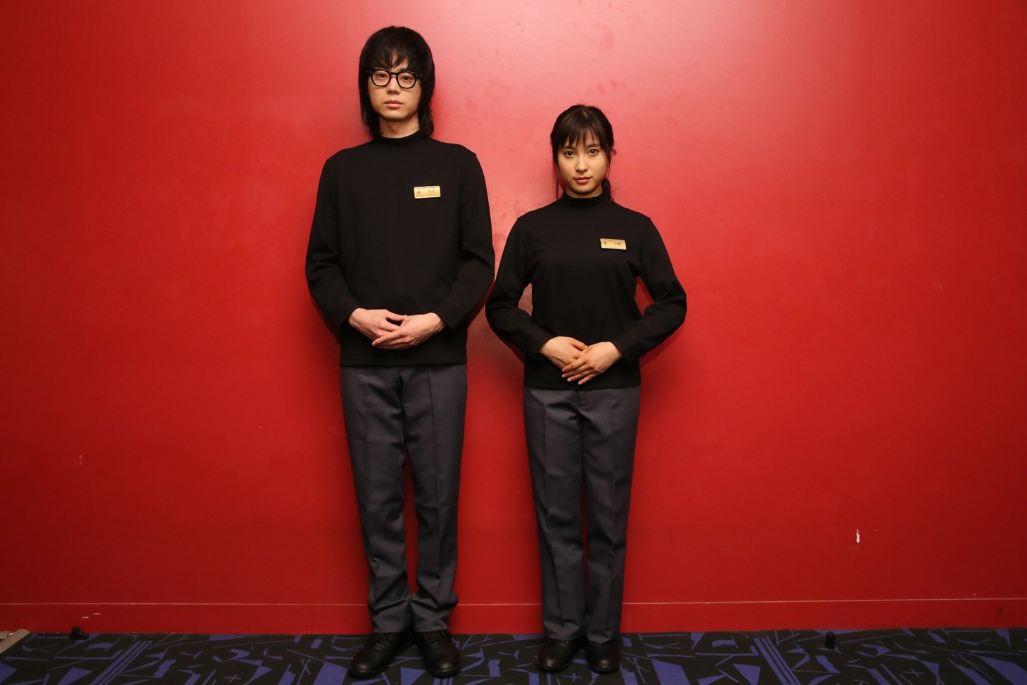 劇場スタッフの制服を着た菅田将暉（左）と土屋太鳳（右）。