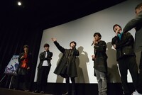 栗原吾郎との仲の良さをアピールする桜田通（中央）。