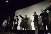 栗原吾郎との仲の良さをアピールする桜田通（中央）。