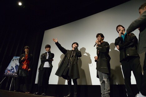 栗原吾郎との仲の良さをアピールする桜田通（中央）。