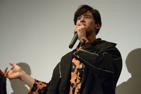 栗原吾郎との仲の良さをアピールする才川コージ。