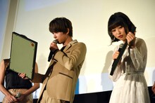 左から吉住渉からのイラスト付きメッセージを見る吉沢亮、桜井日奈子。