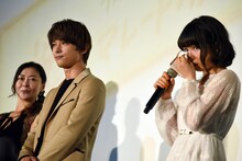 左から中山美穂、吉沢亮、吉沢から手渡されたハンカチで涙を拭く桜井日奈子。