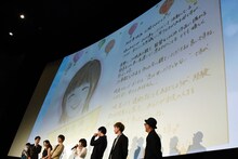 スクリーンに映し出された桜井日奈子の実母からの手紙。