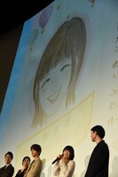 スクリーンに映し出された桜井日奈子の実母からの手紙に描かれた桜井の似顔絵。