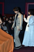 左から吉沢亮、桜井日奈子。