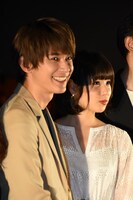 左から吉沢亮、桜井日奈子。