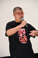 Tシャツをアピールする小村敏明。