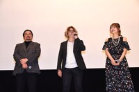 左から梅澤淳稔、前川淳、沖佳苗。