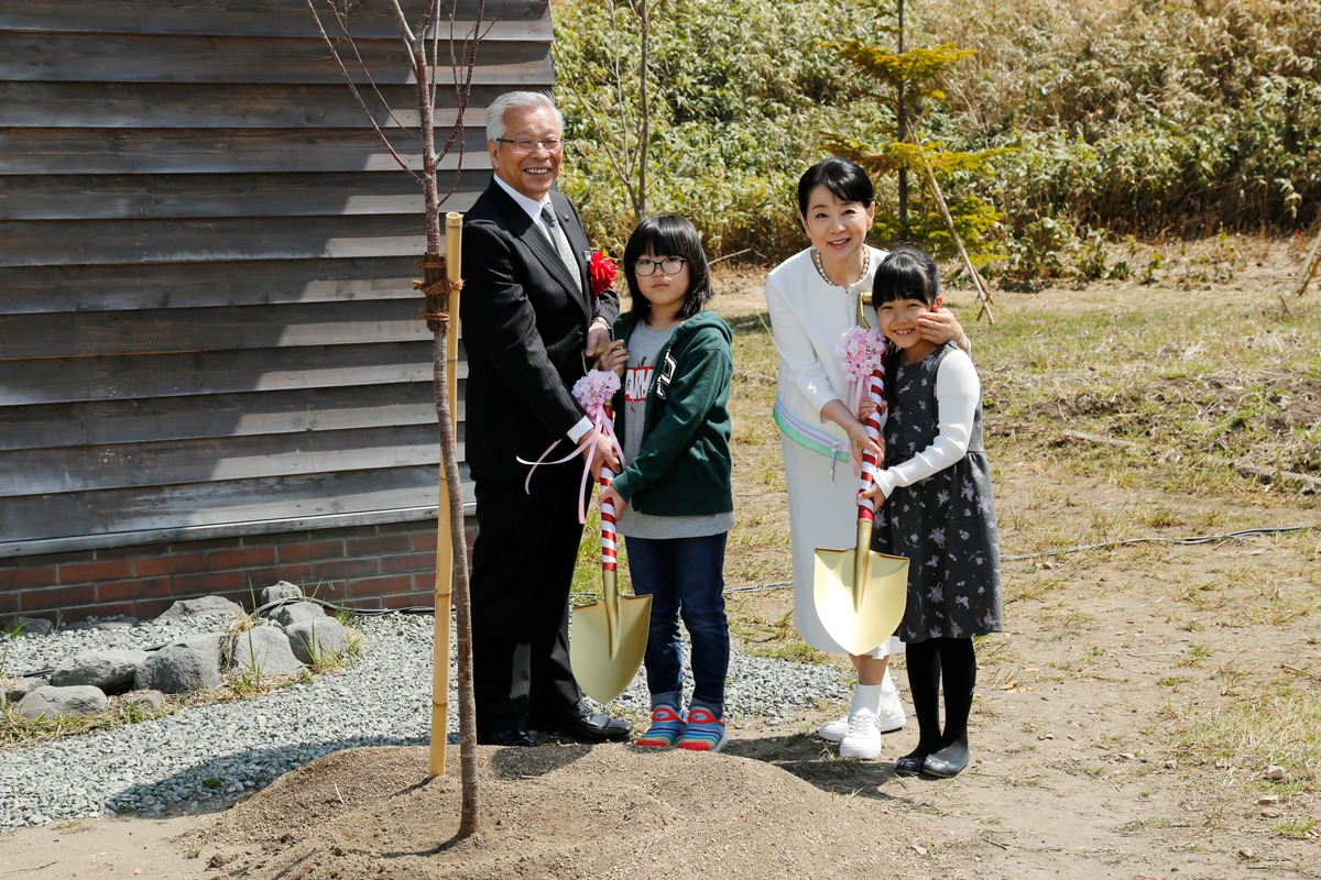 北の桜守パークのオープニングセレモニーにて、桜の植樹の様子。