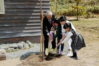 北の桜守パークのオープニングセレモニーにて、桜の植樹の様子。
