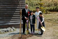 北の桜守パークのオープニングセレモニーにて、桜の植樹を行う吉永小百合（中央右）たち。