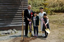 北の桜守パークのオープニングセレモニーにて、桜の植樹を行う吉永小百合（中央右）たち。