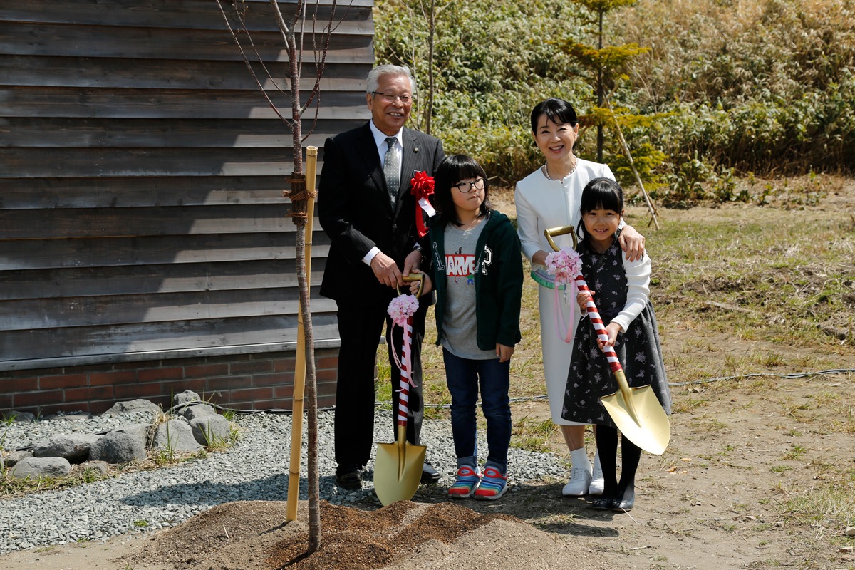北の桜守パークのオープニングセレモニーにて、桜の植樹を行う吉永小百合（中央右）たち。
