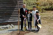 北の桜守パークのオープニングセレモニーにて、桜の植樹を行う吉永小百合(中央右)たち。