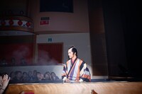 花道からせり上がる阿部寛。