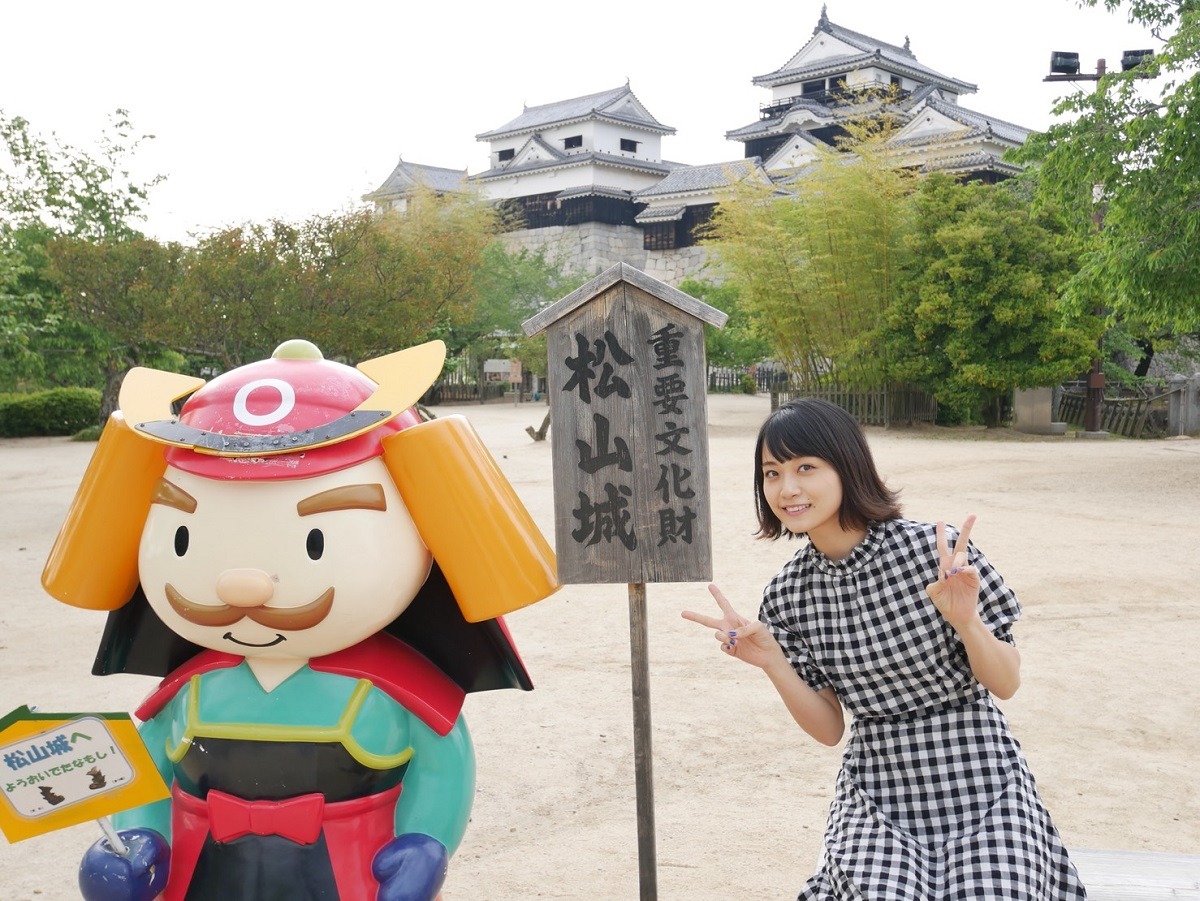 松山城を訪れた深川麻衣（右）。