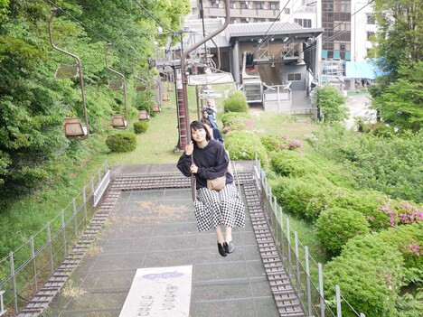 松山観光を楽しむ深川麻衣。