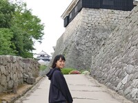 松山観光を楽しむ深川麻衣。