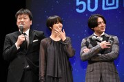 左から佐藤二朗、長澤まさみ、山田孝之。