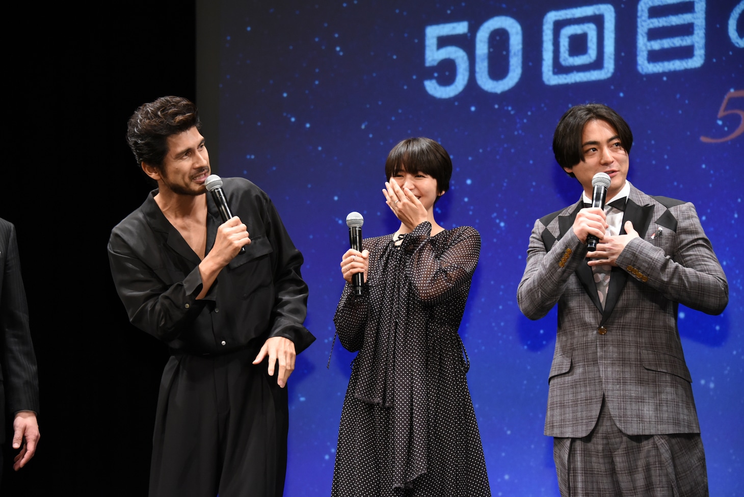 左から平井堅、長澤まさみ、山田孝之。