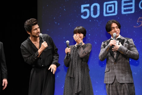 左から平井堅、長澤まさみ、山田孝之。