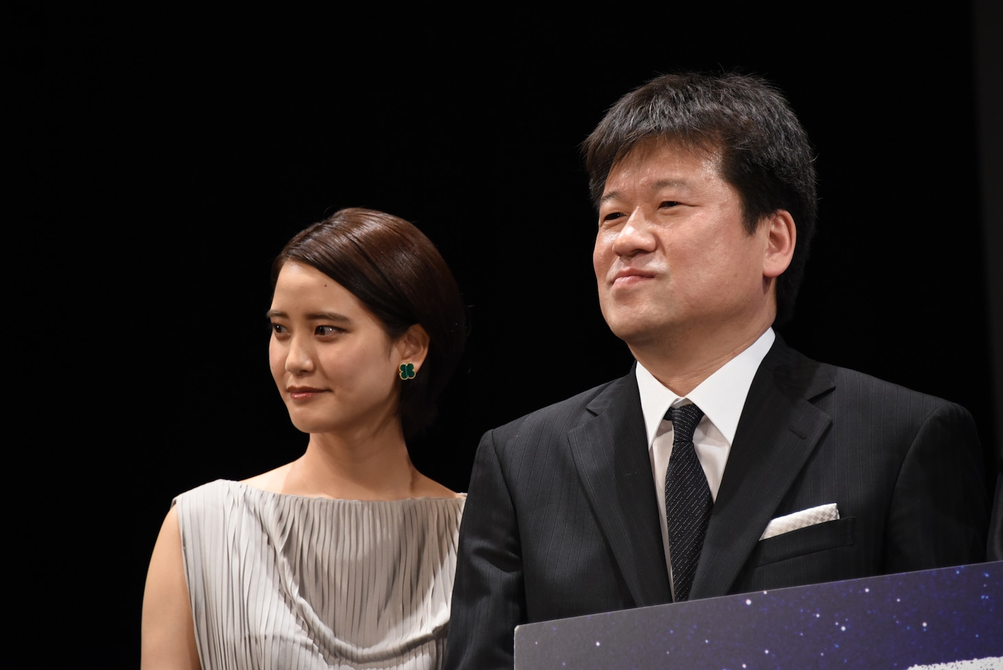 左から山崎紘菜、佐藤二朗。