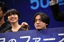 観客によるフォトセッション時に看板に顎を乗せる山田孝之。