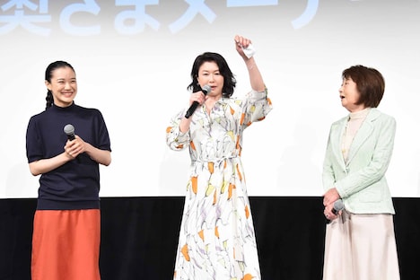 左から蒼井優、夏川結衣、吉行和子。