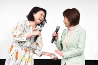 左から夏川結衣、吉行和子。