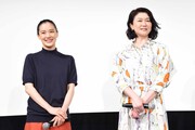 左から蒼井優、夏川結衣。