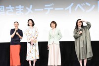 女性客が掲げるボードを見るキャストたち。