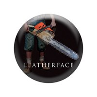 「レザーフェイス-悪魔のいけにえ」公開3週目に抽選で当たる缶バッジ。