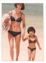 「母、野際陽子 81年のシナリオ」に収められたプライベート写真。