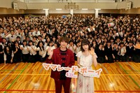 左から吉沢亮、桜井日奈子。