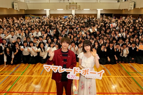 左から吉沢亮、桜井日奈子。