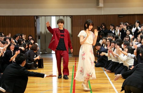 サプライズ登場した吉沢亮(中央左)と桜井日奈子(中央右)。