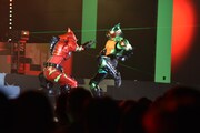 左から仮面ライダーアマゾンアルファ、仮面ライダーアマゾンオメガ。