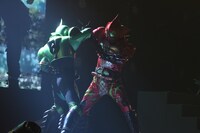 左から仮面ライダーアマゾンオメガ、仮面ライダーアマゾンアルファ。
