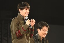 5円玉のネックレスをつけた小林亮太（左）。