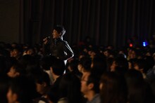 客席に降りてファンと交流した小林亮太。