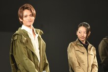 左から藤田富、武田玲奈。