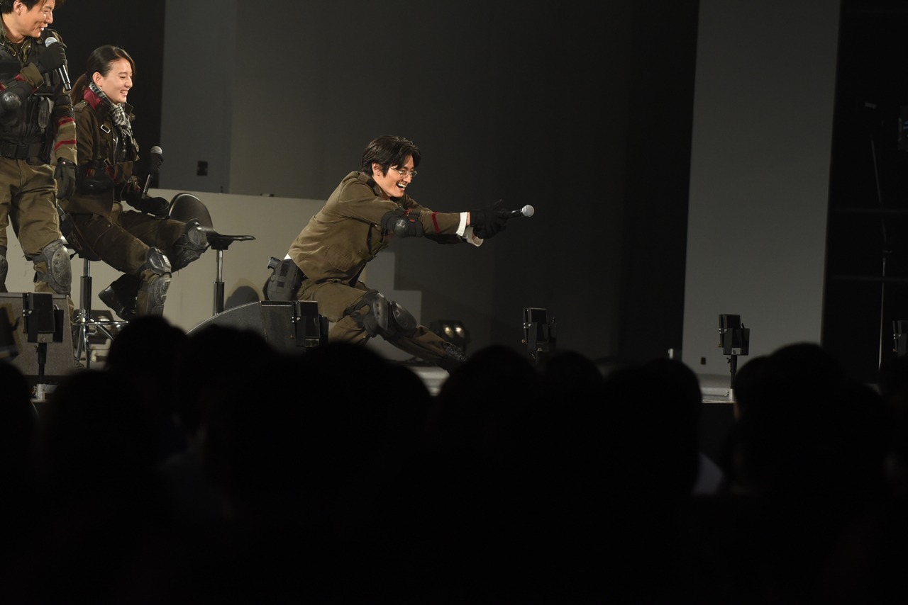 膝が曲がらないことをいじられる田邊和也。
