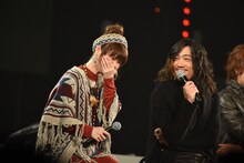 左から東亜優、谷口賢志。