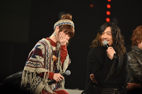 左から東亜優、谷口賢志。