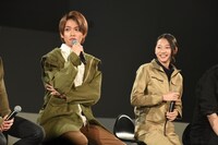 左から藤田富、武田玲奈。