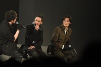 三浦孝太（左）に「駆除班と4C、どっちが好きなの？」と迫られる田邊和也（右）。