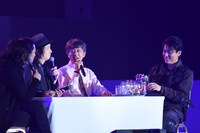 粛々と酒の用意をする俊藤光利（右）。