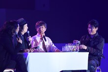 粛々と酒の用意をする俊藤光利（右）。